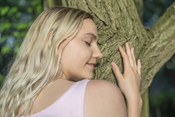 Güzel Genç Kadın Kucaklama Ağaç — Stok fotoğraf