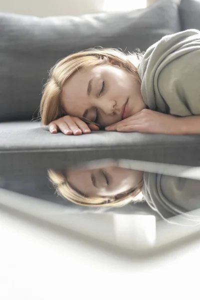 Jovem Dormindo Com Tablet Digital — Fotografia de Stock