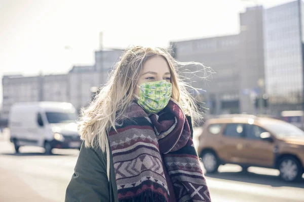 Young Woman Mask City — Stock Photo, Image