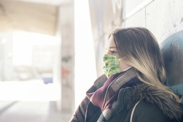 Young Woman Mask City — Stock Photo, Image