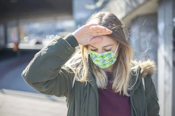 Ung Kvinne Med Maske Byen – stockfoto