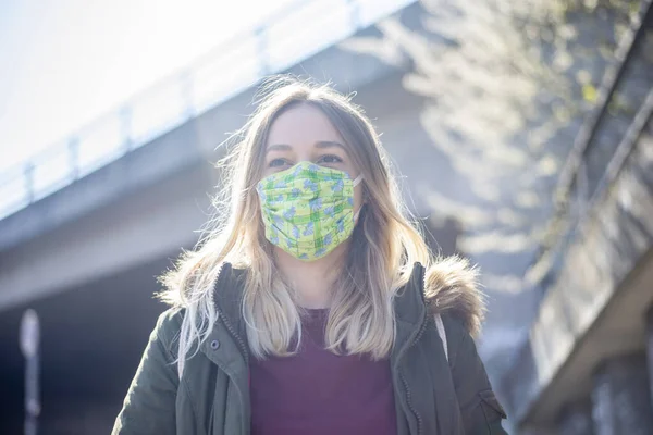 Young Woman Mask City — Stock Photo, Image