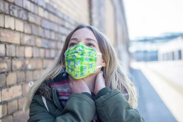 Young Woman Mask City — Stock Photo, Image