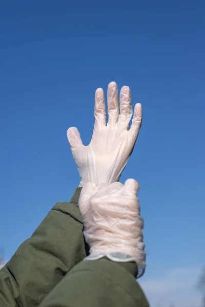 Jonge Vrouw Trekt Wegwerphandschoenen Aan — Stockfoto