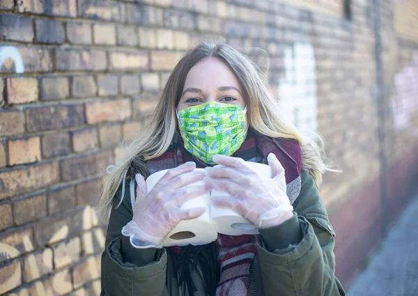 Ung Kvinne Med Maske Toalettpapir Byen – stockfoto