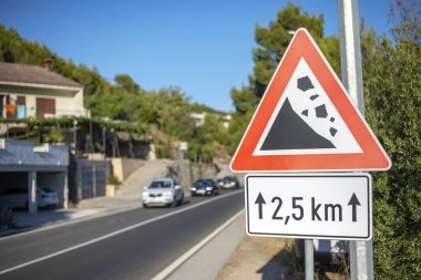 Trafik levhası kayaların düşmesi konusunda uyardı