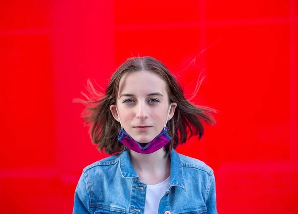 Fille Avec Protège Dents Sur Fond Rouge — Photo