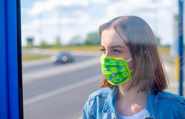 Mädchen Mit Mundschutz Wartet Bushaltestelle Stockbild