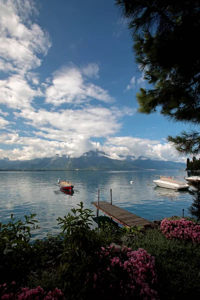 Bateaux amarrés sur le lac Léman en Suisse — Photo