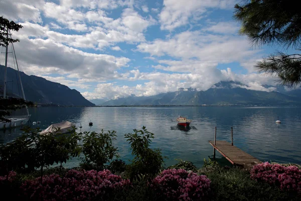 Barcos amarrados en el lago de Ginebra en Suiza — Foto de Stock