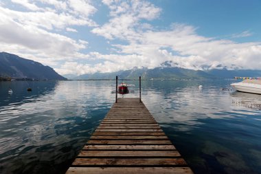 Küçük kürek İsviçre Cenevre Gölü üzerinde demirleyen tekne