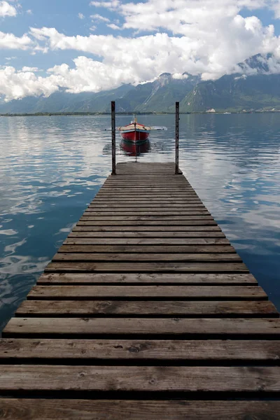 Küçük kürek İsviçre Cenevre Gölü üzerinde demirleyen tekne