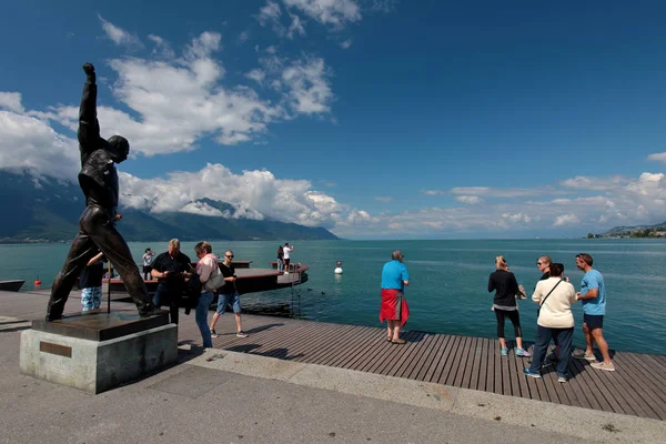 Freddie Mercury's standbeeld in Montreux meer van Genève — Stockfoto