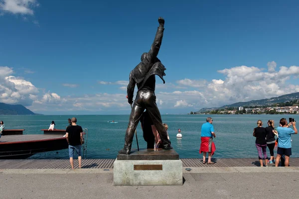 Freddie Mercury's standbeeld in Montreux meer van Genève — Stockfoto