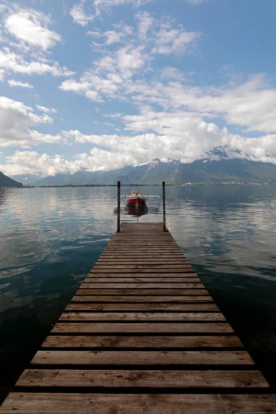 Kleine roeiboot afgemeerd aan het meer van Genève in Zwitserland — Stockfoto