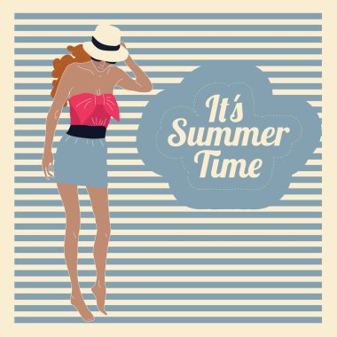 Yaz saati sırasında sahilde şapkalı yay ile güzel vinç elbiseli güzel tabaklanmış kız.