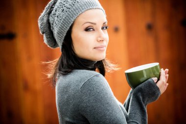 Gülümseyen güzel genç kadın.