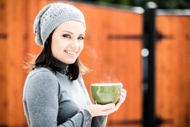 Güzel genç bayan çay içiyor.