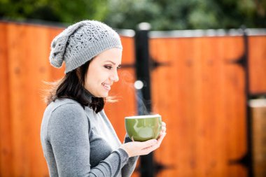 Güzel genç bayan çay içiyor.