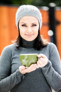 Güzel genç bayan çay içiyor.