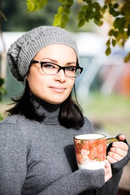 Güzel genç kadın büyük bir çay içme