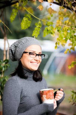 Güzel genç kadın büyük bir çay içme