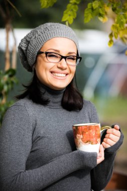 Güzel genç kadın büyük bir çay içme