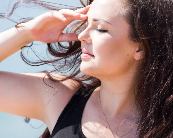 Jonge vrouw denkend — Stockfoto