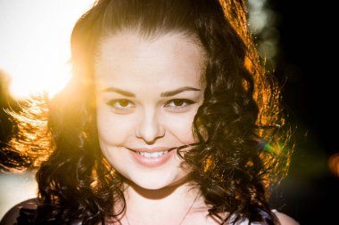 Model wirh kıvırcık uzun saç portresi kapatın.