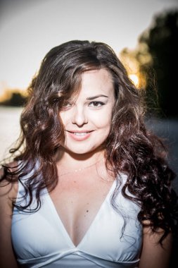 Model wirh kıvırcık uzun saç portresi kapatın.