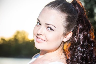 Model wirh kıvırcık uzun saç portresi kapatın.