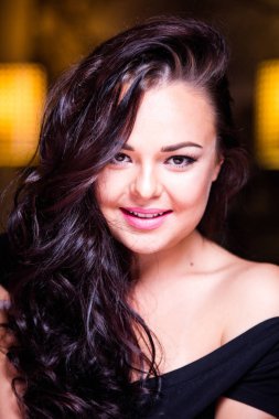 model wirh kıvırcık uzun saç