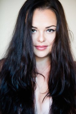 gülümseyen, güzel, genç bir kadın portresi