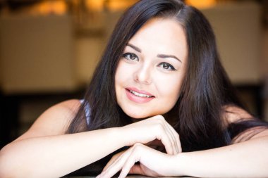 gülümseyen, güzel, genç bir kadın portresi