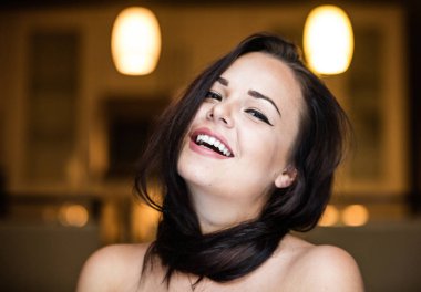 gülümseyen, güzel, genç bir kadın portresi