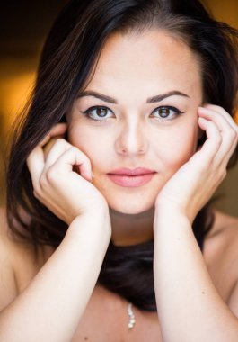 gülümseyen, güzel, genç bir kadın portresi