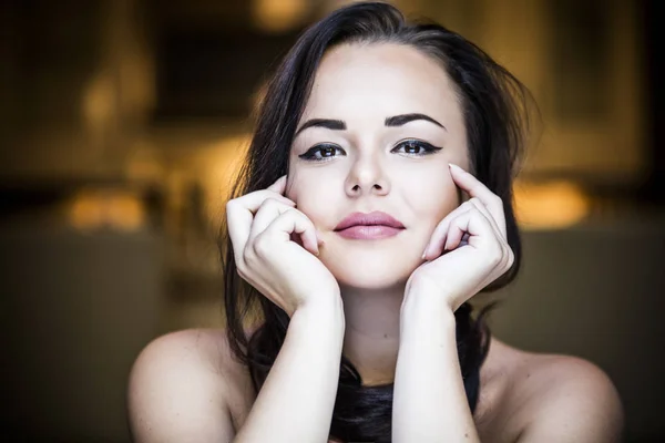 Portrait of a smiling beautiful young woman — Stock Photo, Image