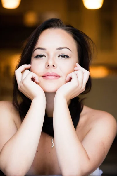 Portrait of a smiling beautiful young woman — Stock Photo, Image