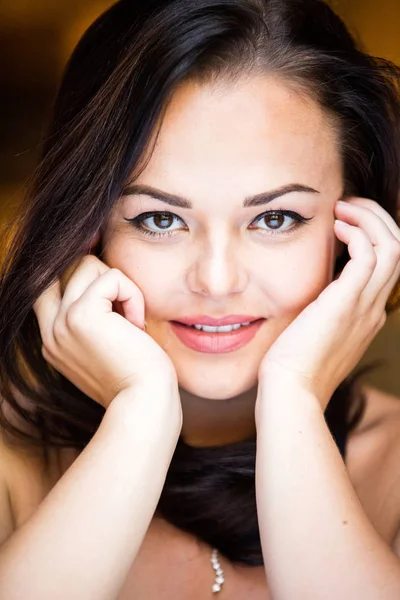 Retrato de una joven hermosa y sonriente —  Fotos de Stock