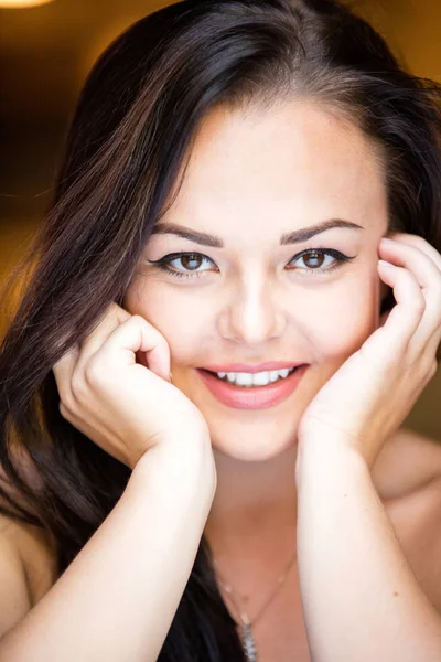 Portret van een glimlachende mooie jonge vrouw — Stockfoto