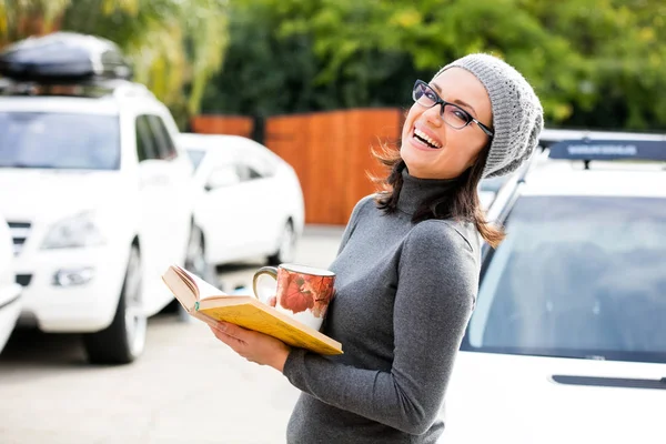 Schöne grüne Augen junge Frau in warmen Kleidern — Stockfoto