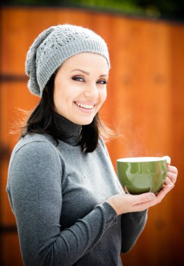 sıcak giysiler içinde güzel bir genç kadın