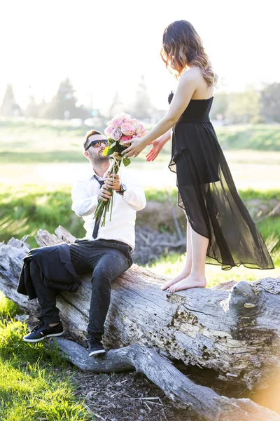 Casal romântico namorada e namorado se divertindo parque de verão — Fotografia de Stock