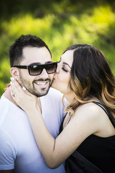 Pareja romántica novia y novio divertirse verano parque —  Fotos de Stock