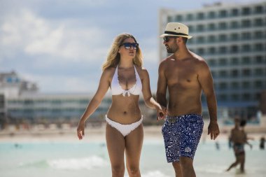 Mutlu aşıklar üzerinde romantik balayı tatil yaz tatilleri romantik eğleniyor seyahat.