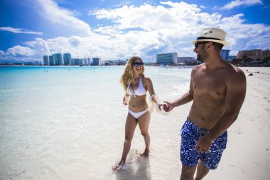 Mutlu aşıklar üzerinde romantik balayı tatil yaz tatilleri romantik eğleniyor seyahat.