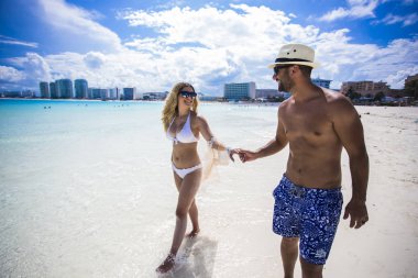 Mutlu aşıklar üzerinde romantik balayı tatil yaz tatilleri romantik eğleniyor seyahat.