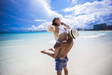 Mutlu aşıklar üzerinde romantik balayı tatil yaz tatilleri romantik eğleniyor seyahat.