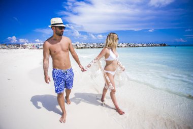 Mutlu aşıklar üzerinde romantik balayı tatil yaz tatilleri romantik eğleniyor seyahat.