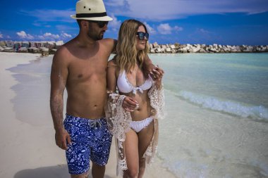 Mutlu aşıklar üzerinde romantik balayı tatil yaz tatilleri romantik eğleniyor seyahat.